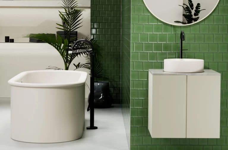 Bette — tina exenta redonda y lavabo, ambiente con azulejo verde
