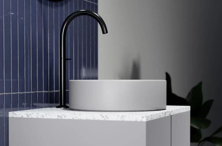 Bette — lavabo de sobreponer redondo con grifería alta negra