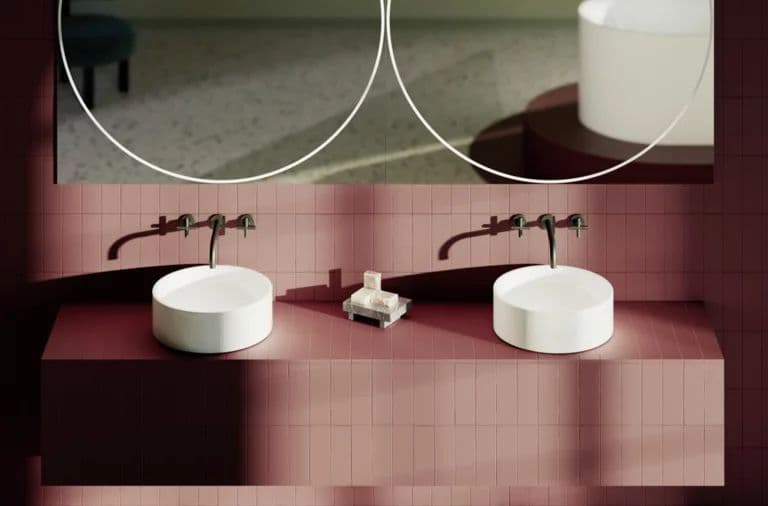 Bette — lavabos de sobreponer redondos en baño con azulejo terracota