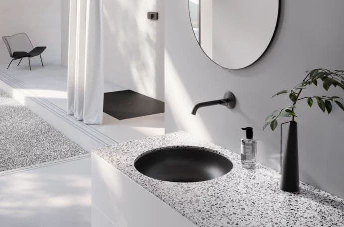 Bette — lavabo redondo en negro sobre cubierta de terrazo