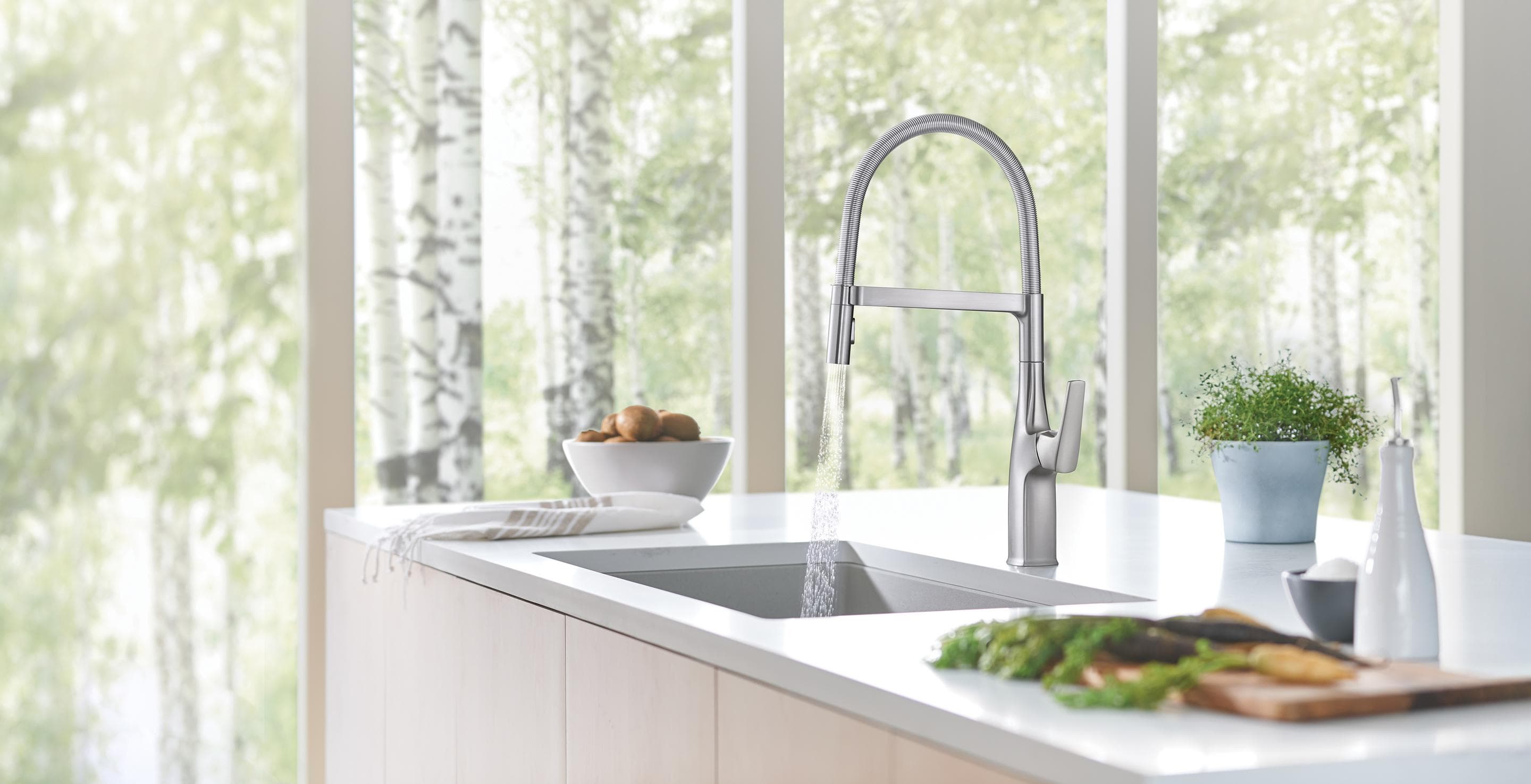 Llave de cocina BLANCO RIVANA High Arc instalada en cocina
