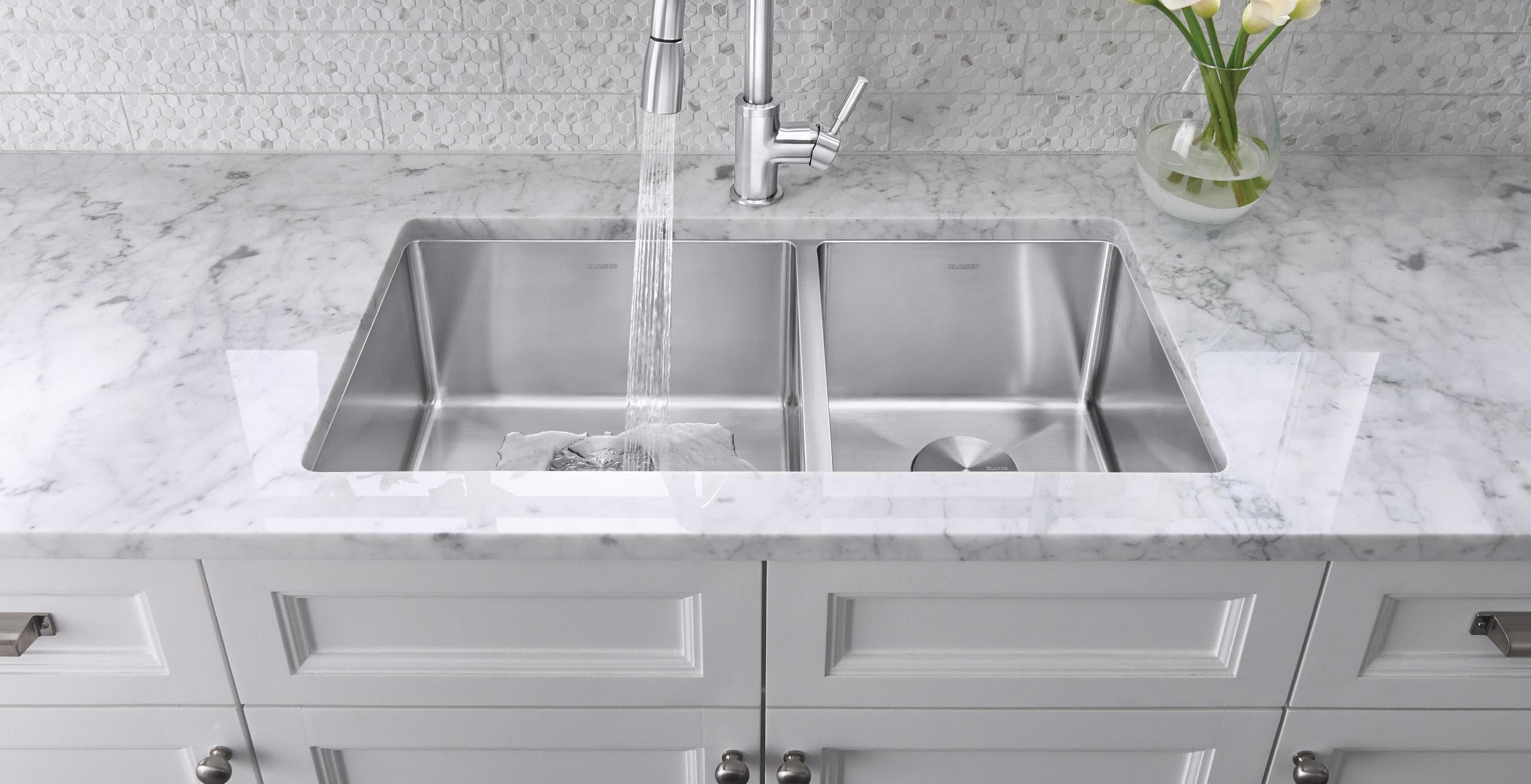 Detalle del sistema de repisa y riel de la tarja BLANCO QUATRUS R15 Ergon