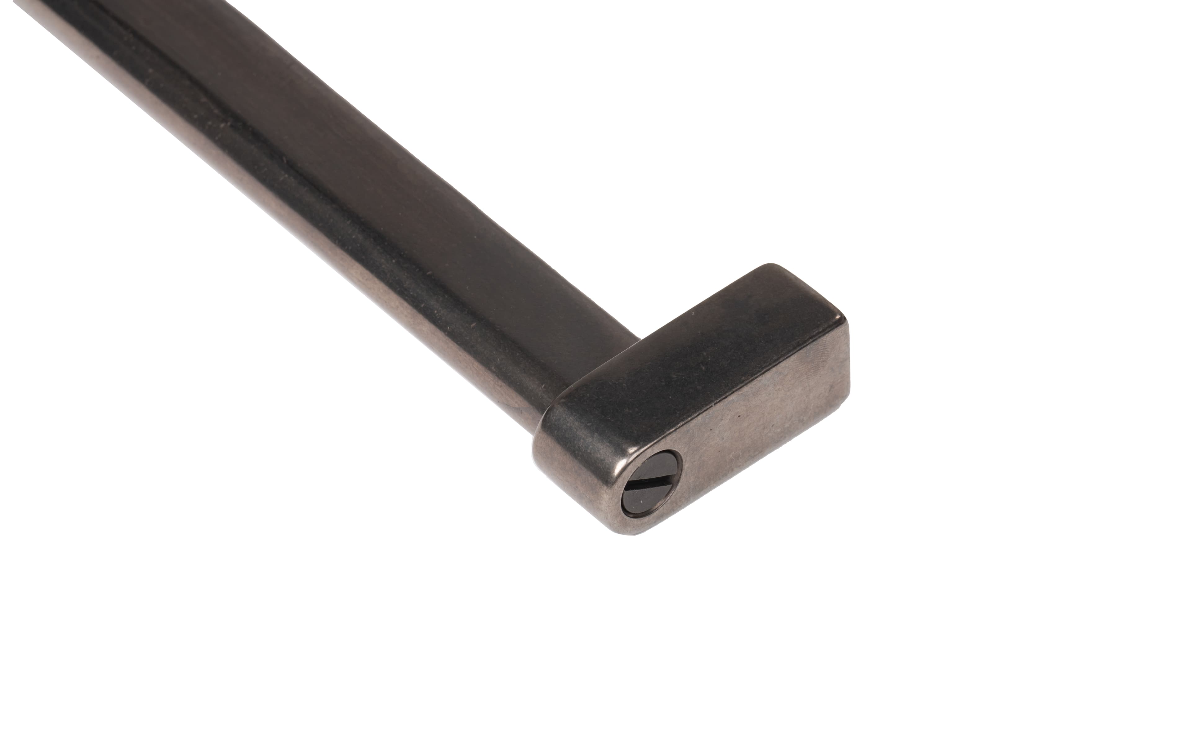 Jaladera de puerta Rocky Mountain Hardware Dilemma instalada