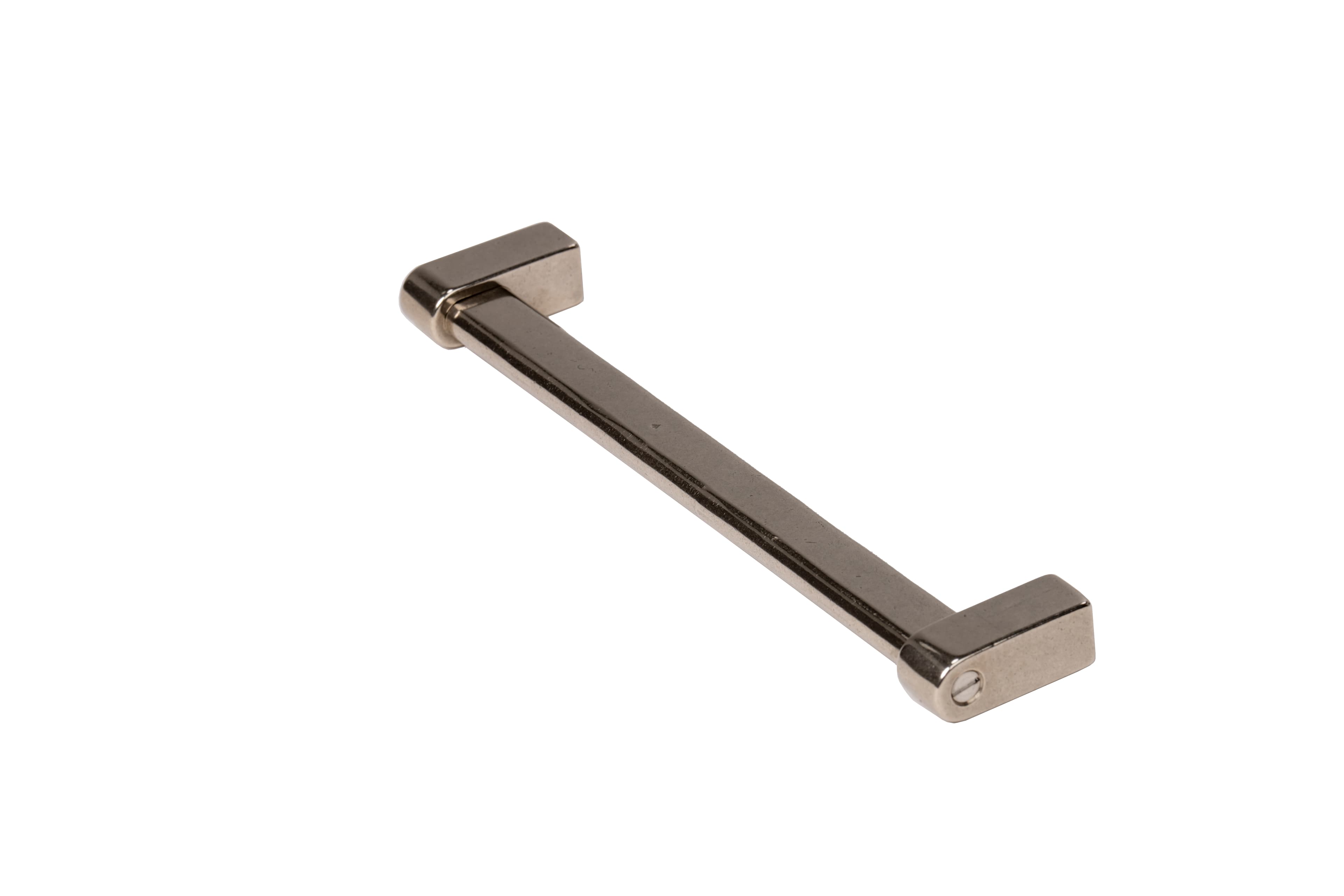 Jaladera de gabinete Rocky Mountain Hardware Dilemma instalada