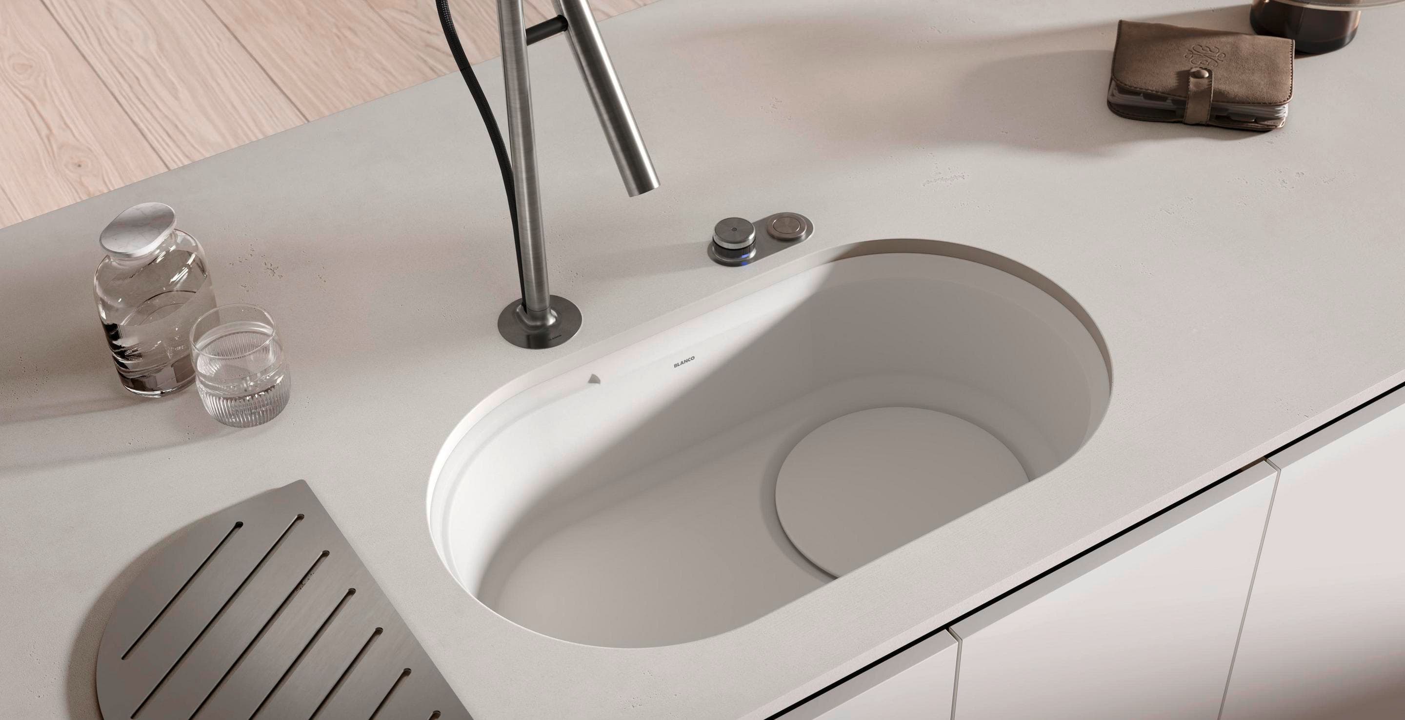 Detalle de la tarja BLANCO OOVALON con cubierta de desagüe CapFlow