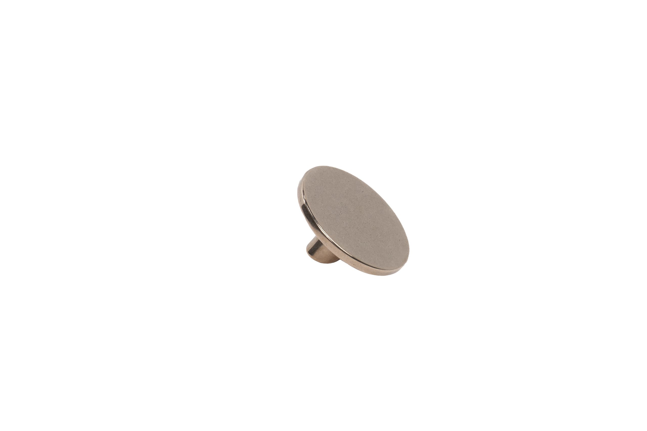Perilla de gabinete Rocky Mountain Hardware Pivot instalada