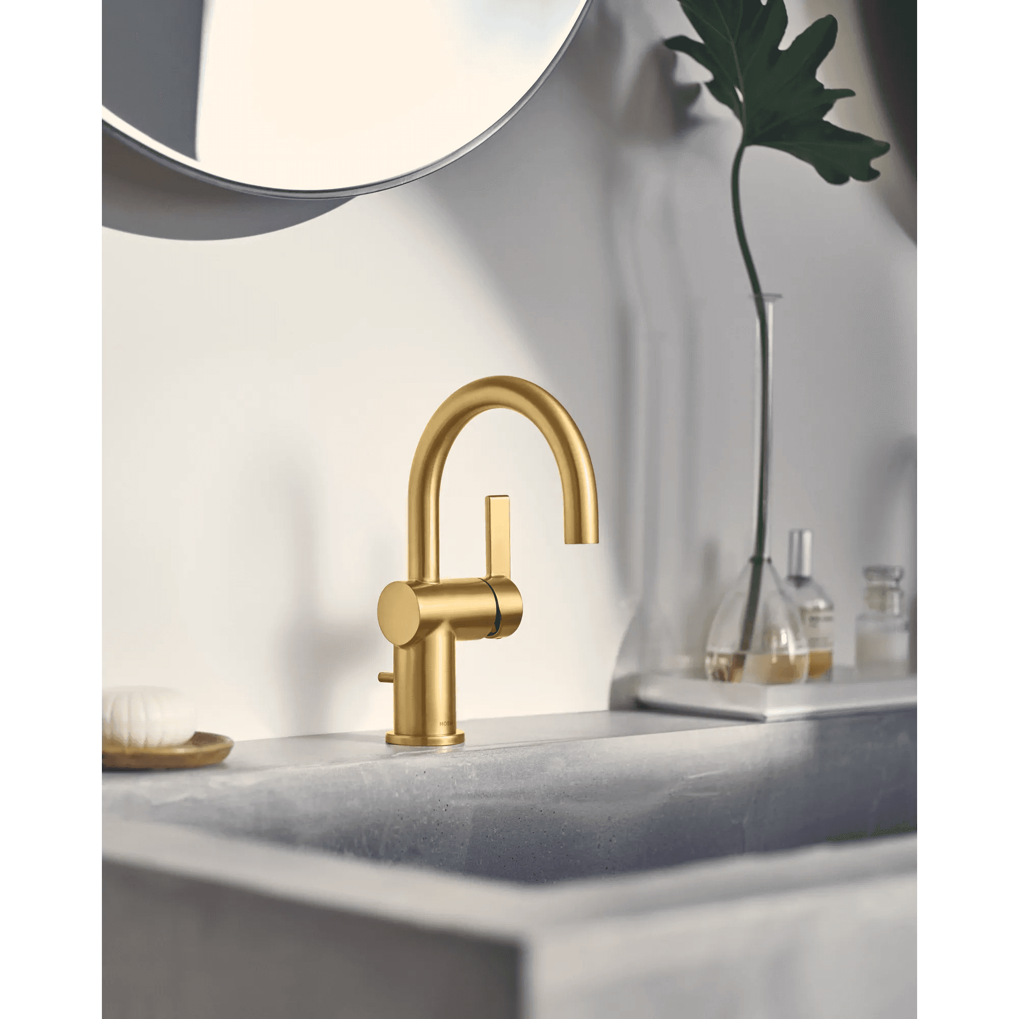 Llave de lavabo Moen Cia 6221 en acabado dorado cepillado