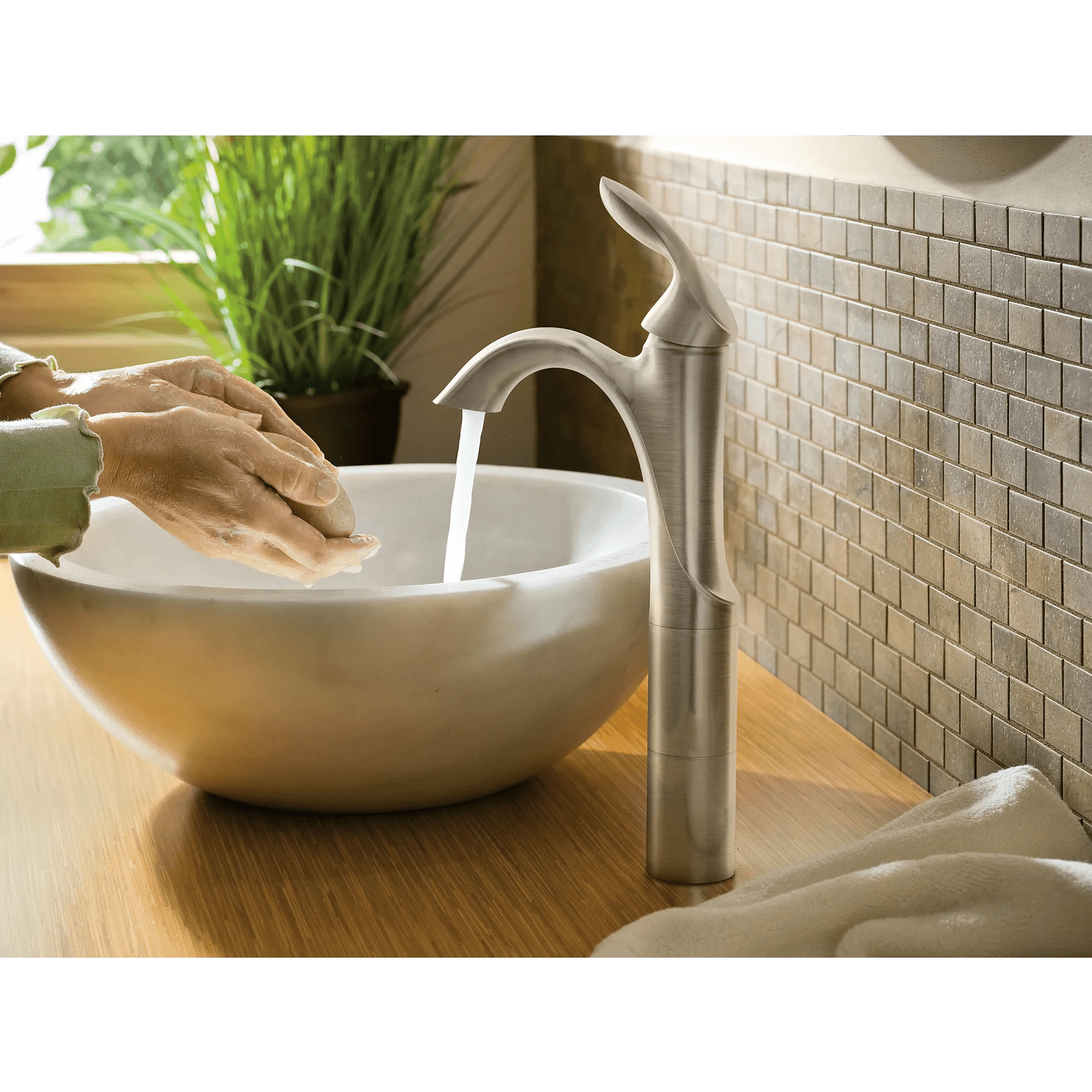 Llave de lavabo Moen Eva 6400 instalada en bano