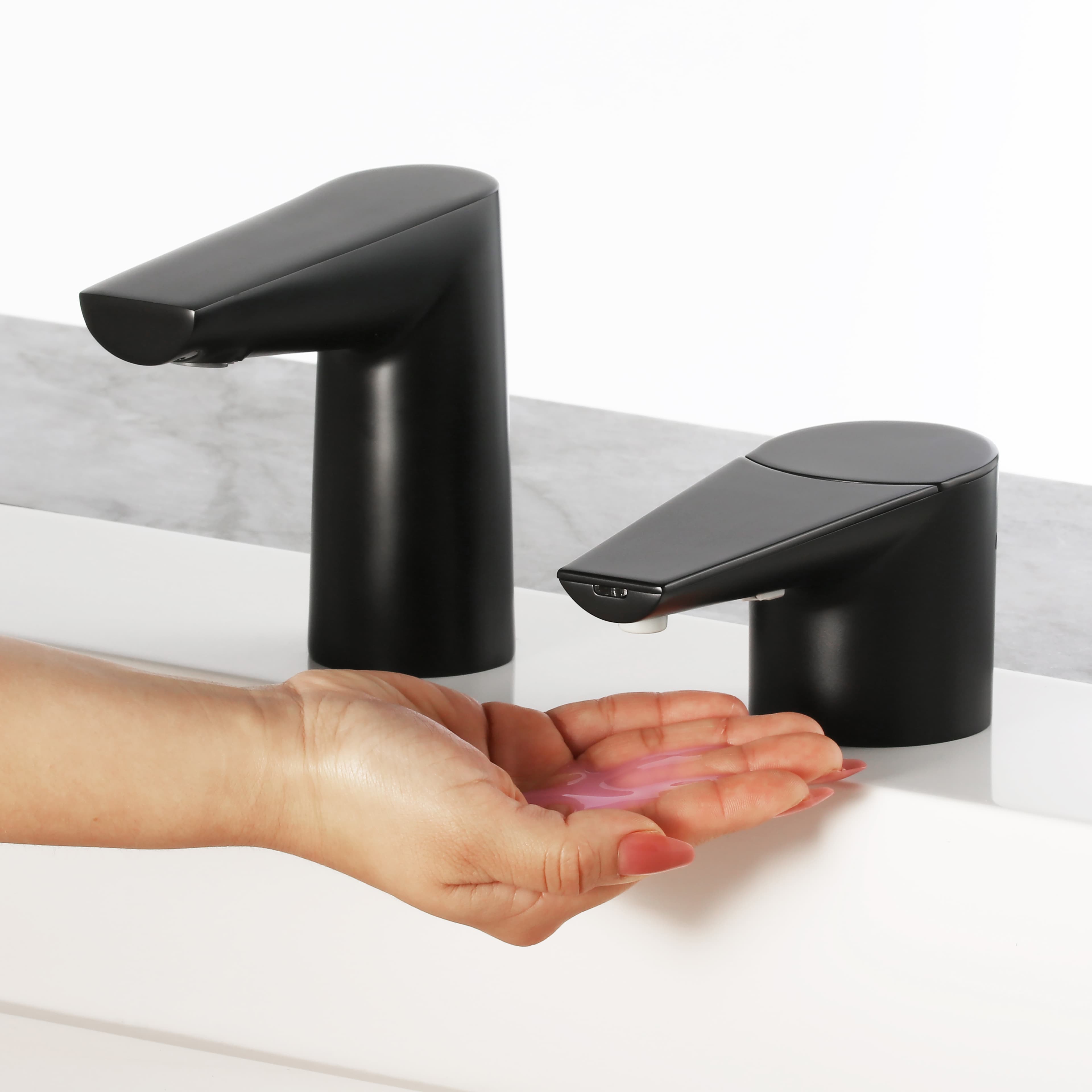 Bobrick B-872 dispensando jabon liquido sin contacto