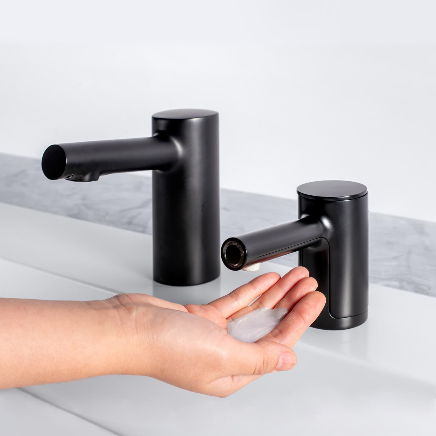 Bobrick B-992 dispensando jabon liquido sin contacto