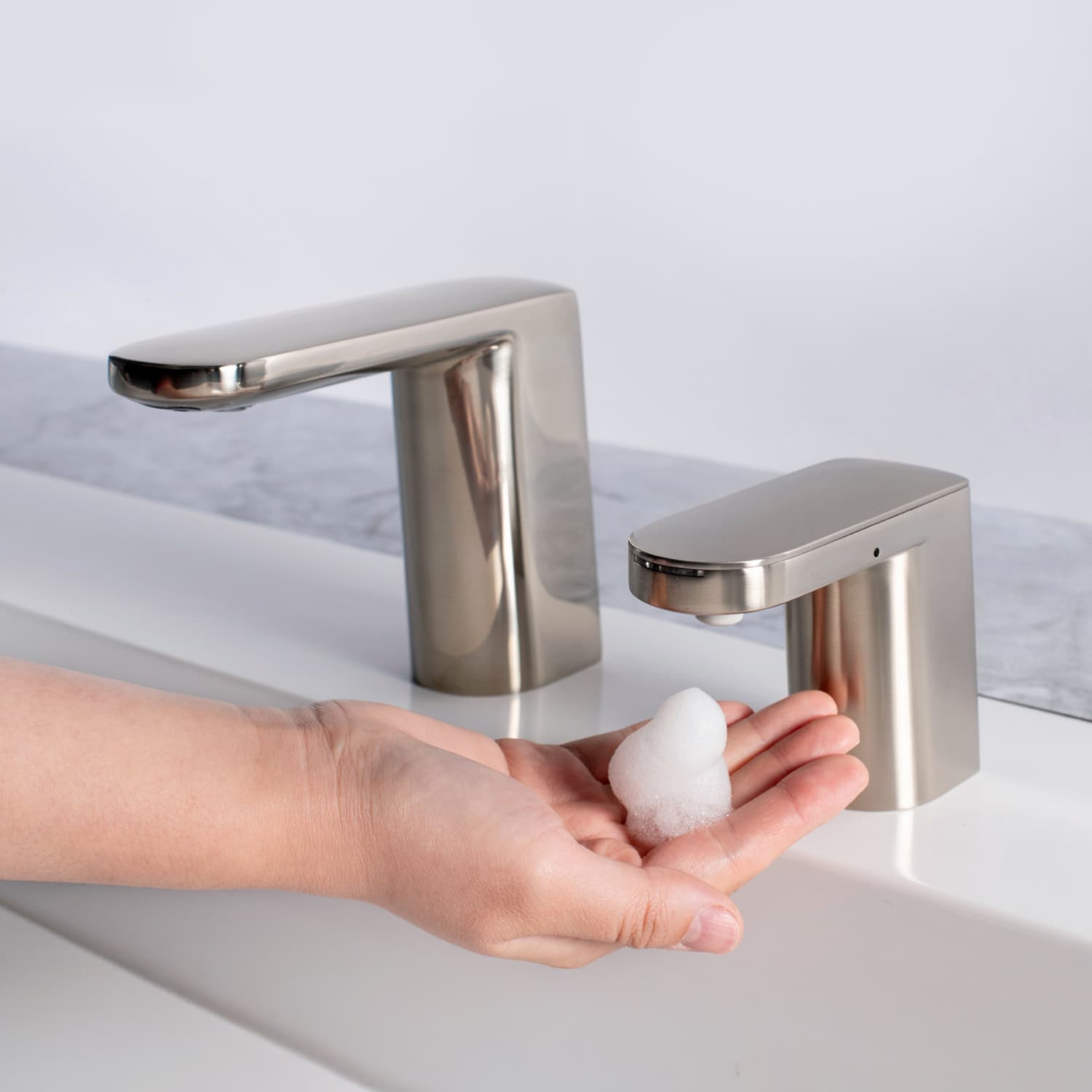 Bobrick B-965 dispensando jabon en espuma sin contacto