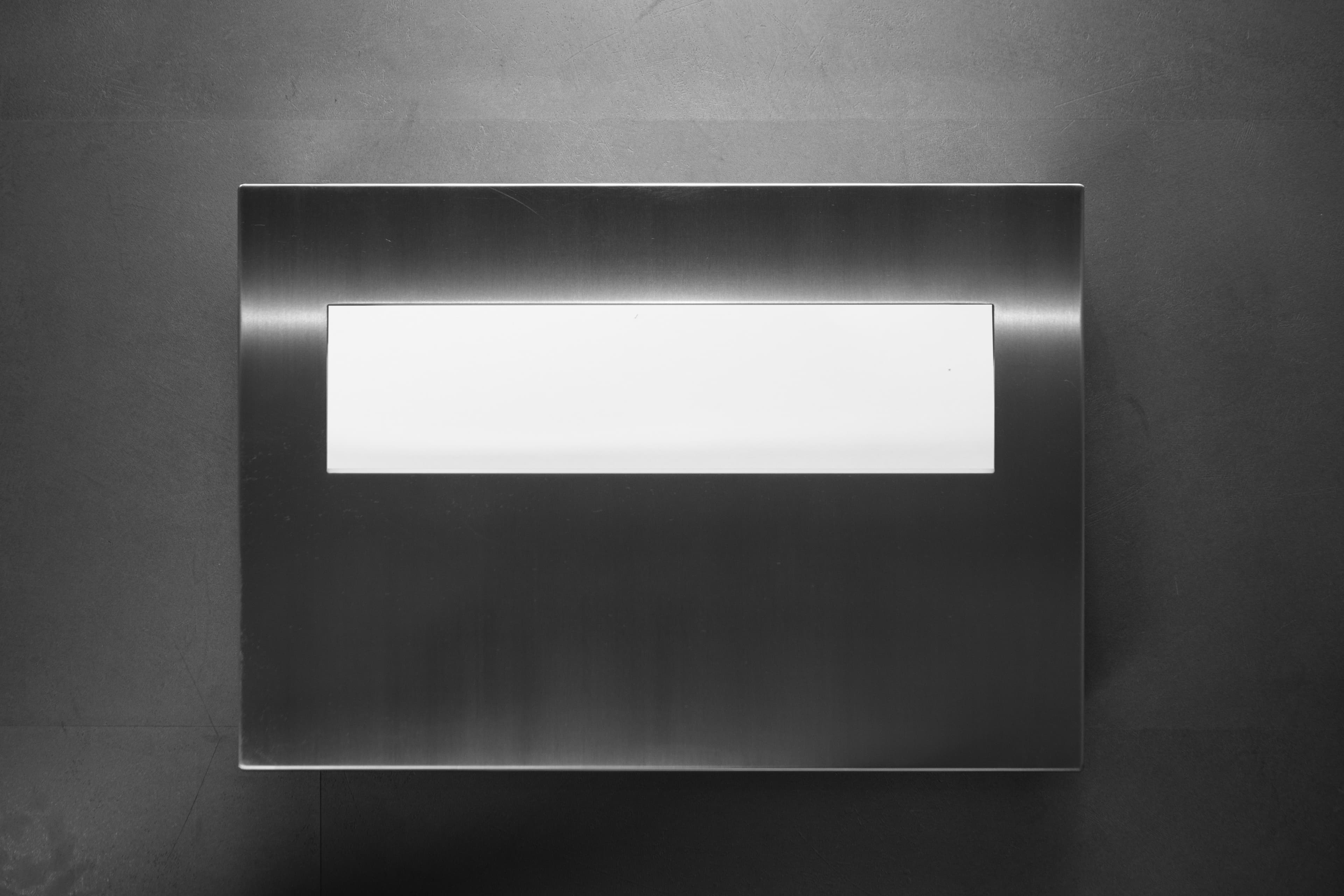 Bobrick B-9221 instalado en un bano de la Fino Collection