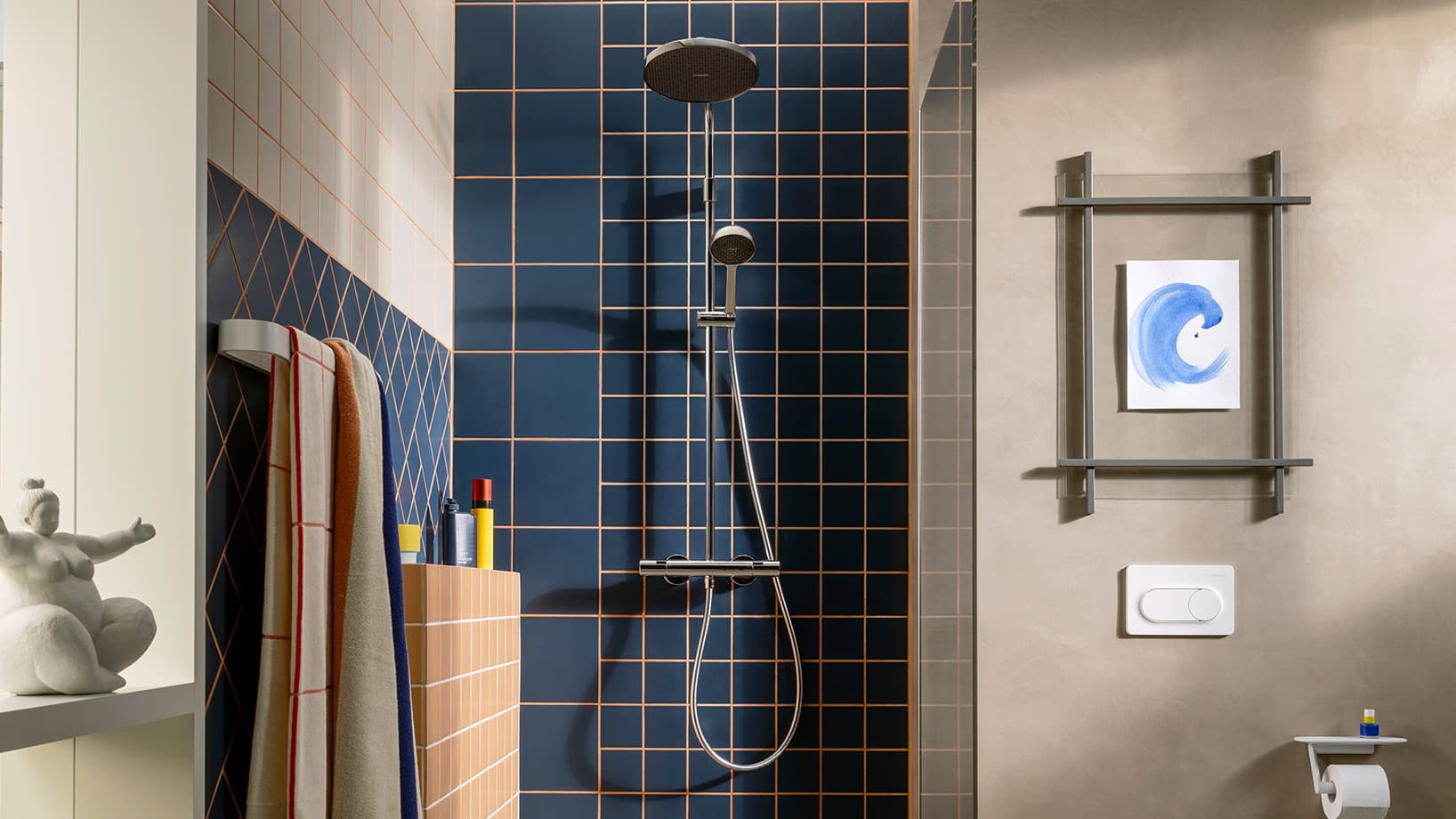 Baño con sistema de ducha Showerpipe hansgrohe Activera S