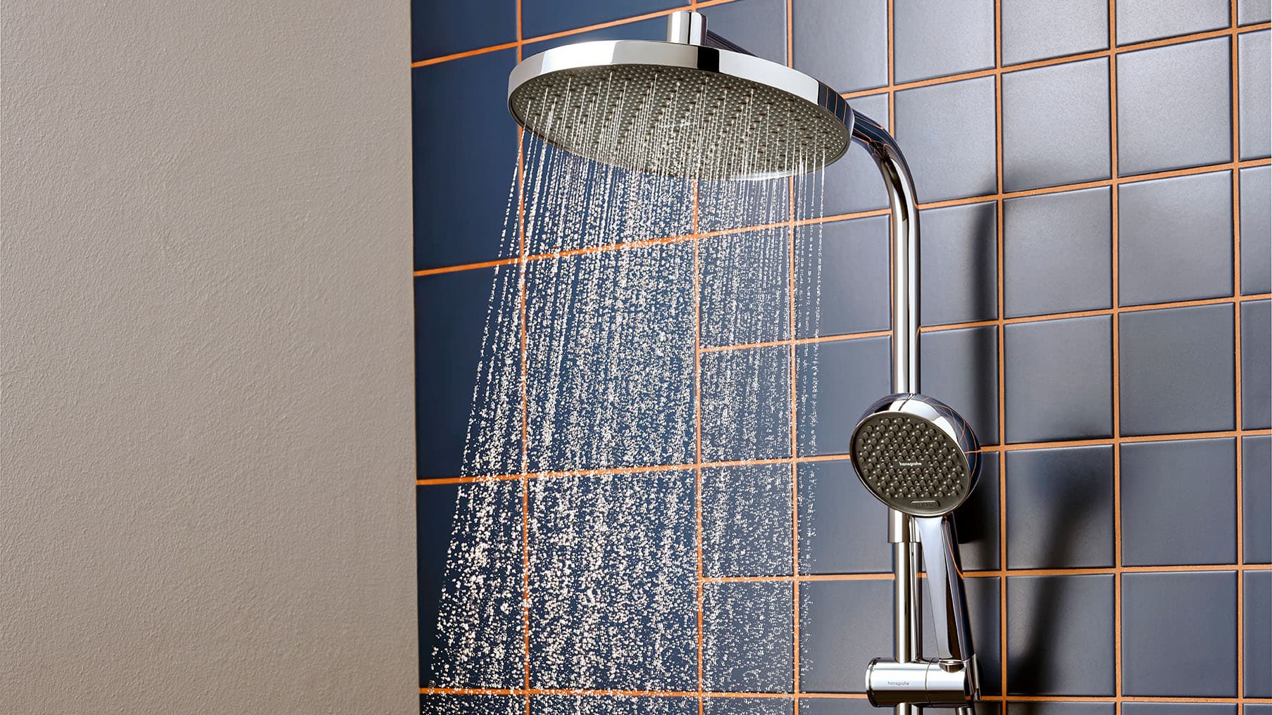 Ducha fija redonda hansgrohe Activera S de gran tamaño en funcionamiento