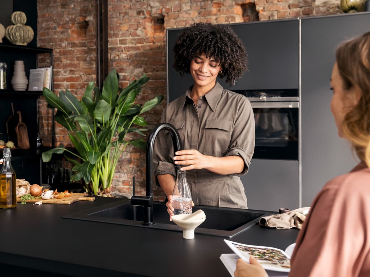 Grifería hansgrohe Aqittura M91 en negro mate en una cocina exclusiva