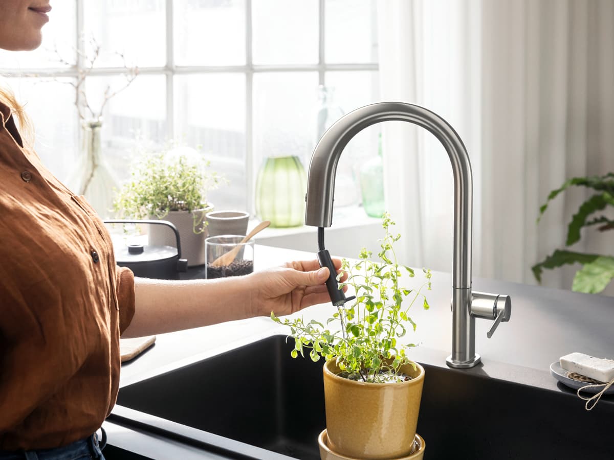 Grifería hansgrohe Aqittura M91 con ducha extraíble en acero inoxidable