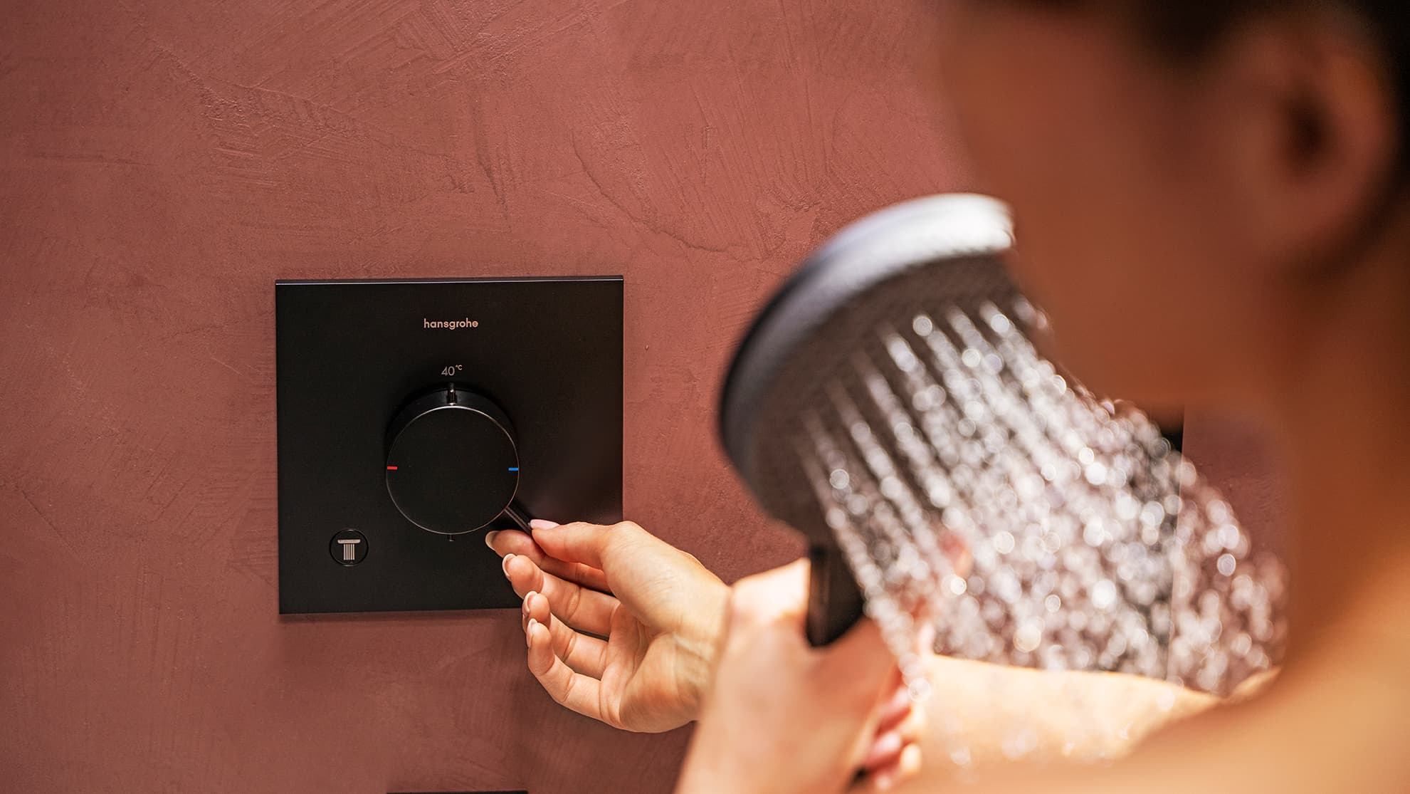Detalle del termostato hansgrohe Ecostat Comfort en negro mate