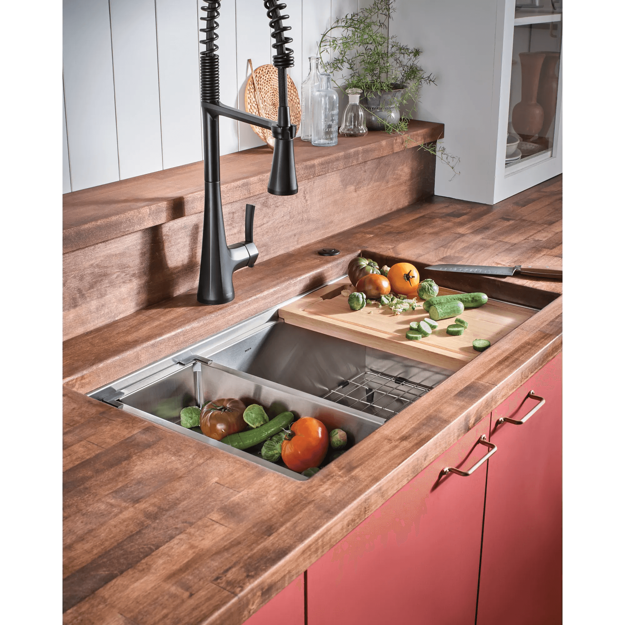 Fregadero workstation Moen Luxe Chef GS181020BUX en uso