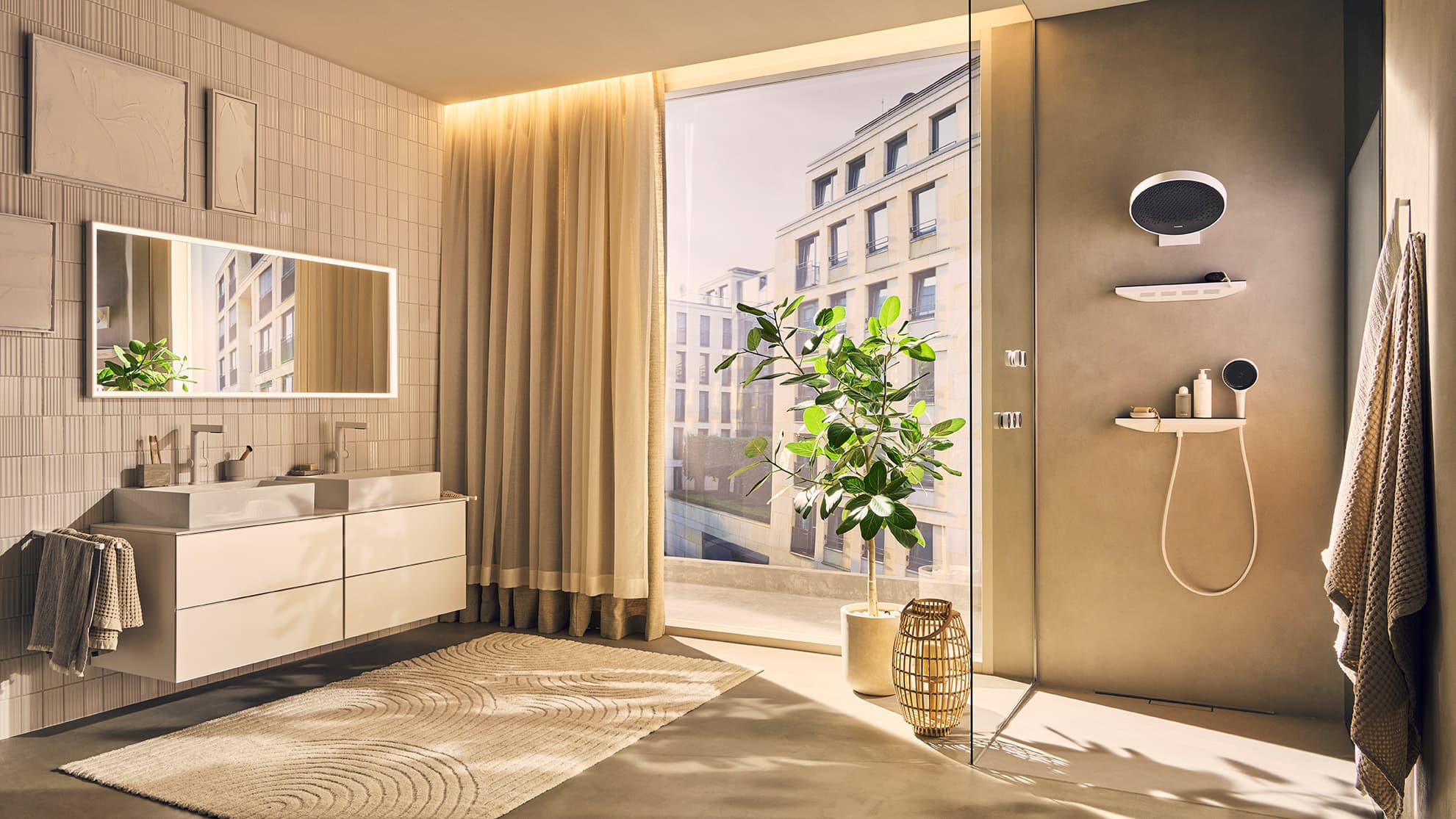 Baño moderno hansgrohe con grifería Finoris y duchas Rainfinity en blanco mate