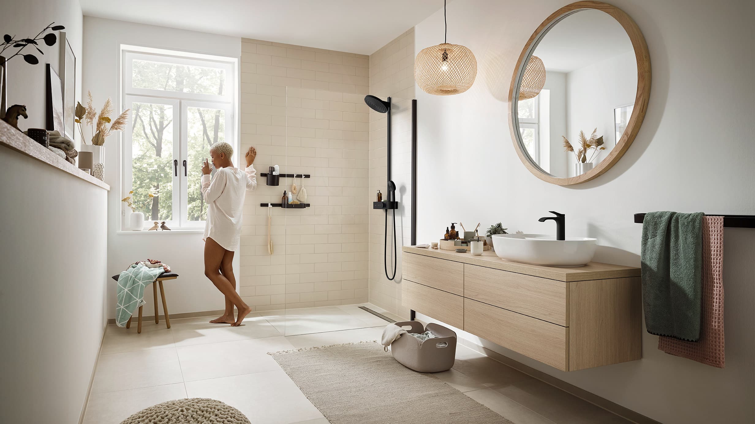Sistema de ducha hansgrohe Pulsify en negro mate en baño completo