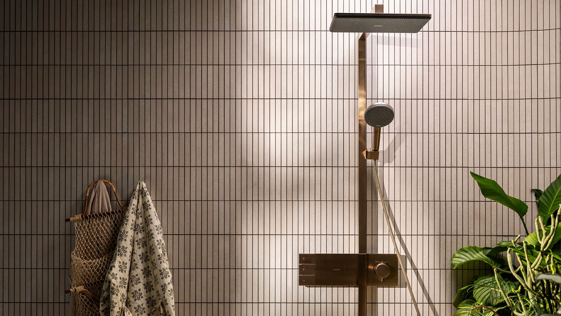Sistema de ducha Showerpipe Raindance Alive en bronce cepillado