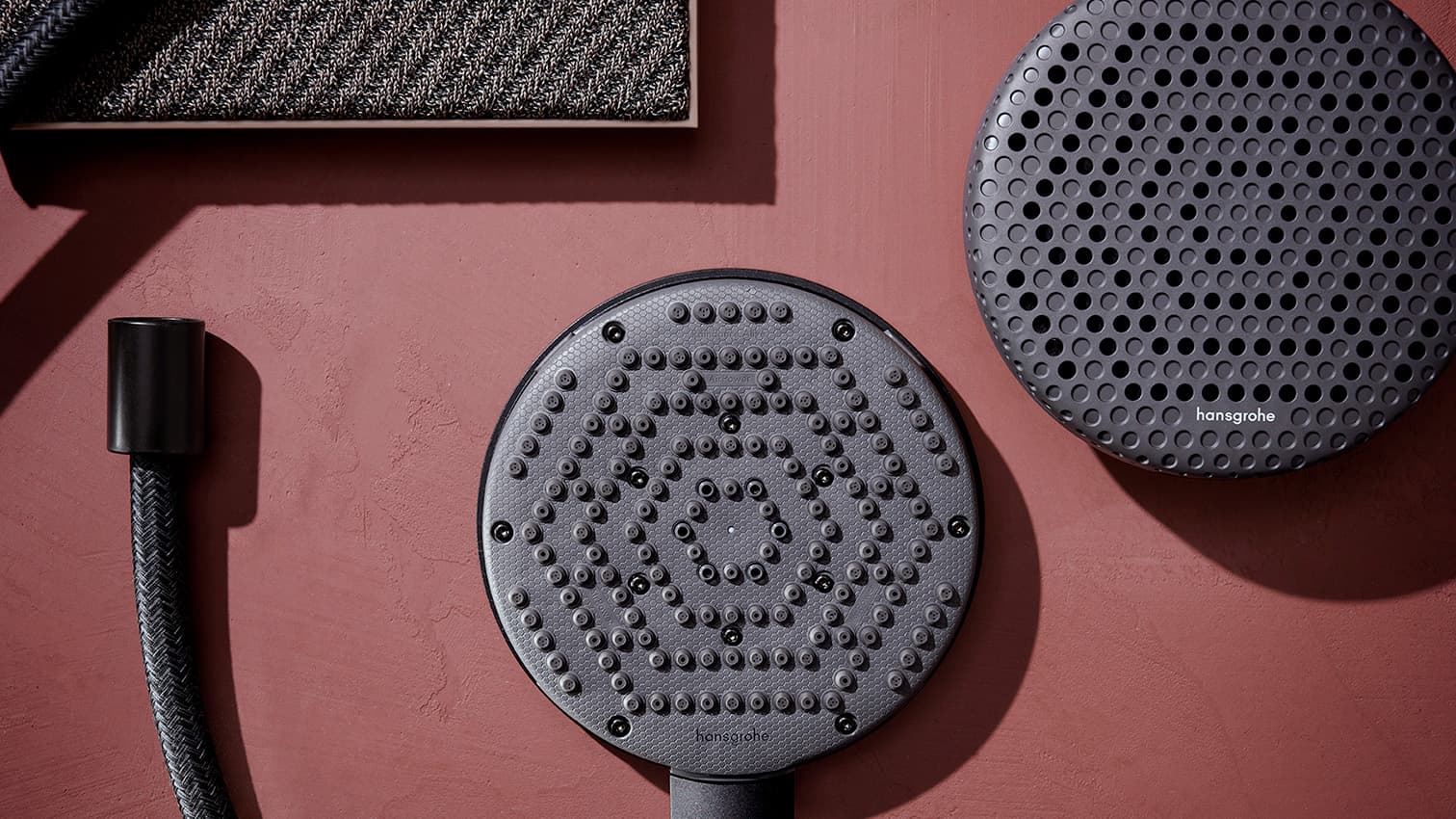 Detalle de la teleducha Raindance Alive con cubierta de diseño «mesh»