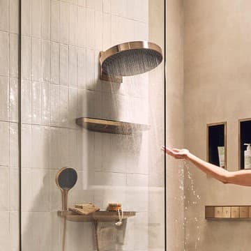 Baño hansgrohe con sistema de ducha Rainfinity en bronce cepillado