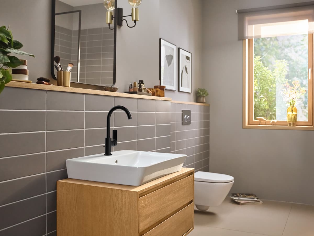Mezclador de lavabo giratorio hansgrohe Rebris E en altura ComfortZone 210