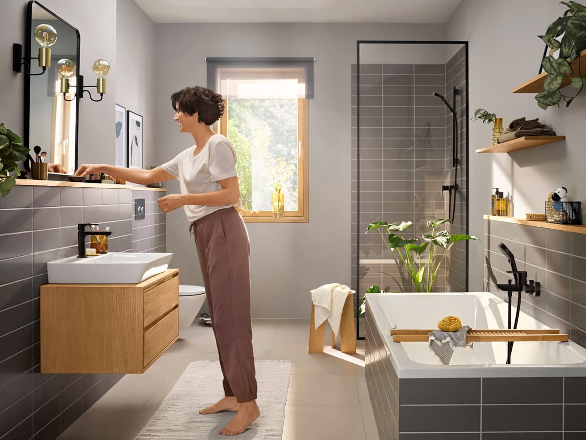 Baño con grifería hansgrohe Rebris E en negro mate
