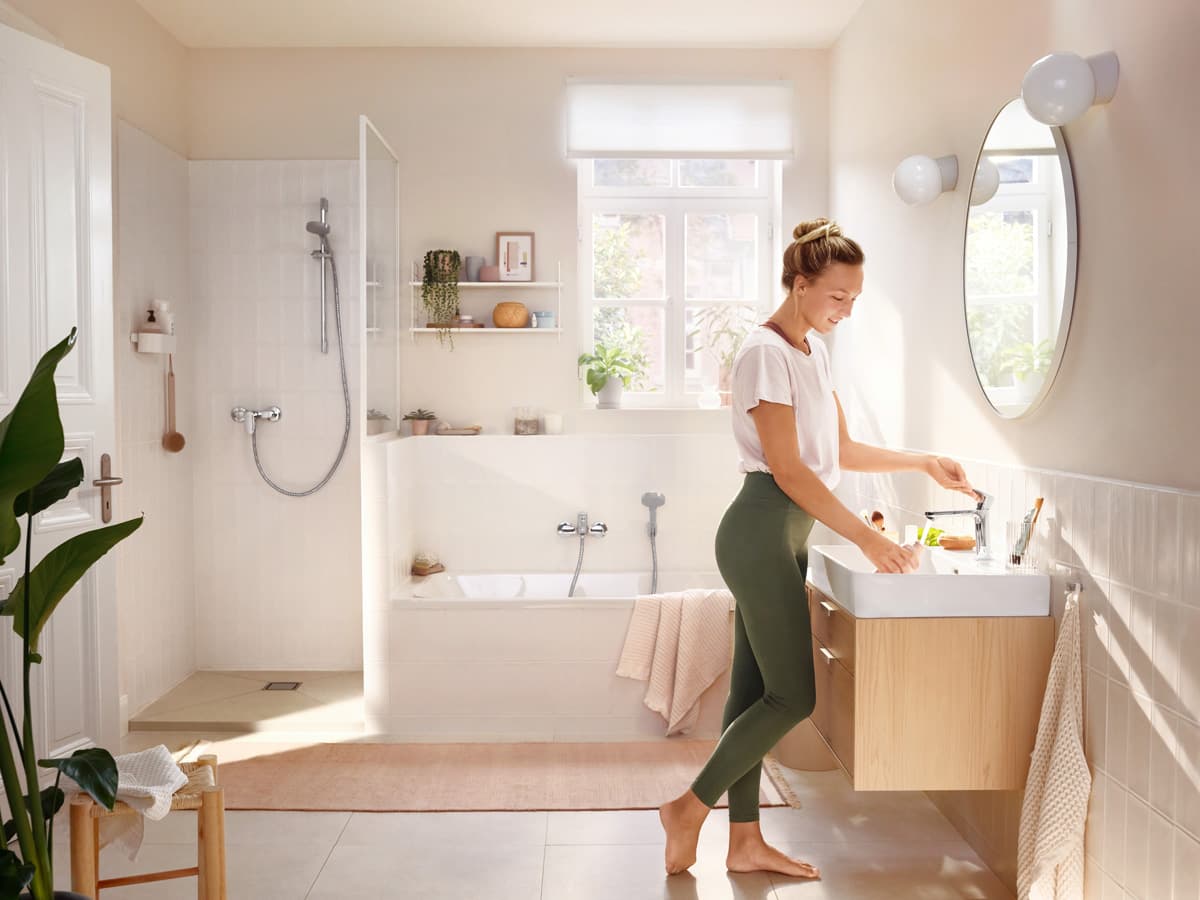 Baño completo equipado con grifería hansgrohe Rebris