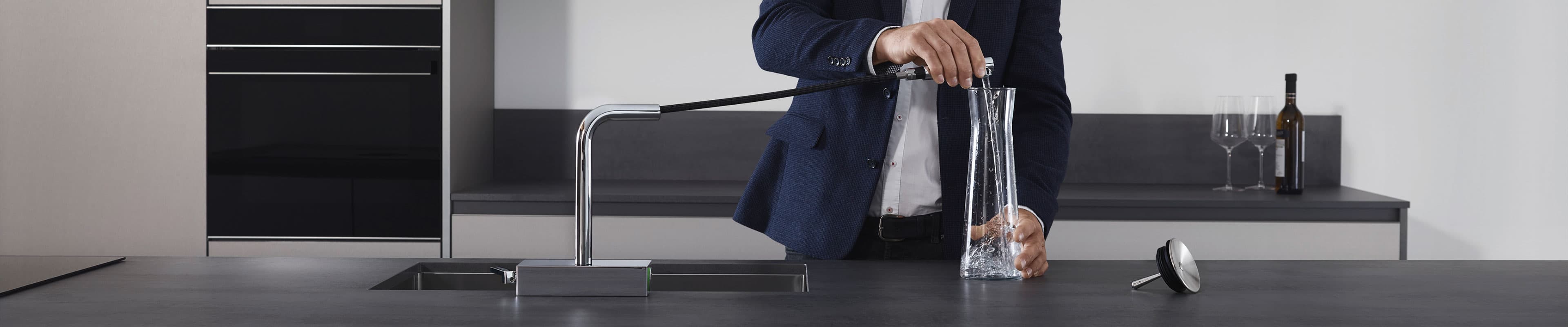 Grifería de cocina hansgrohe Aquno Select M81 con caño en forma de L