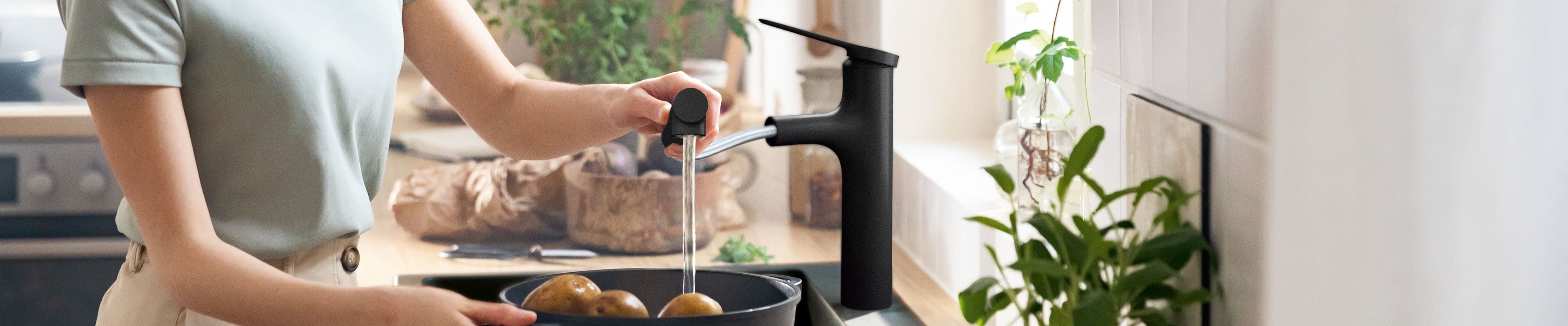 Grifería de cocina hansgrohe Zesis M33 en negro mate con ducha extraíble