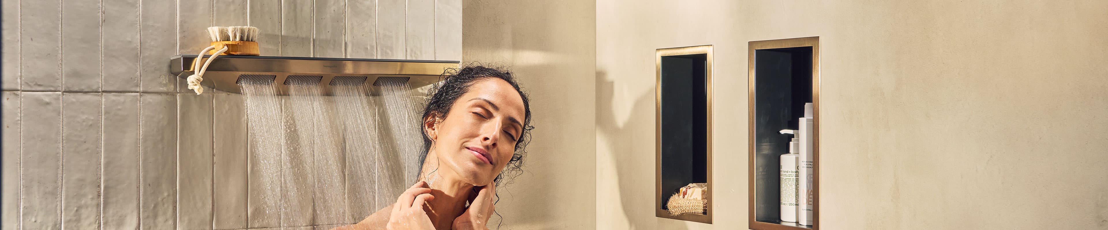 Ducha de cervicales hansgrohe Rainfinity en bronce cepillado con chorro PowderRain