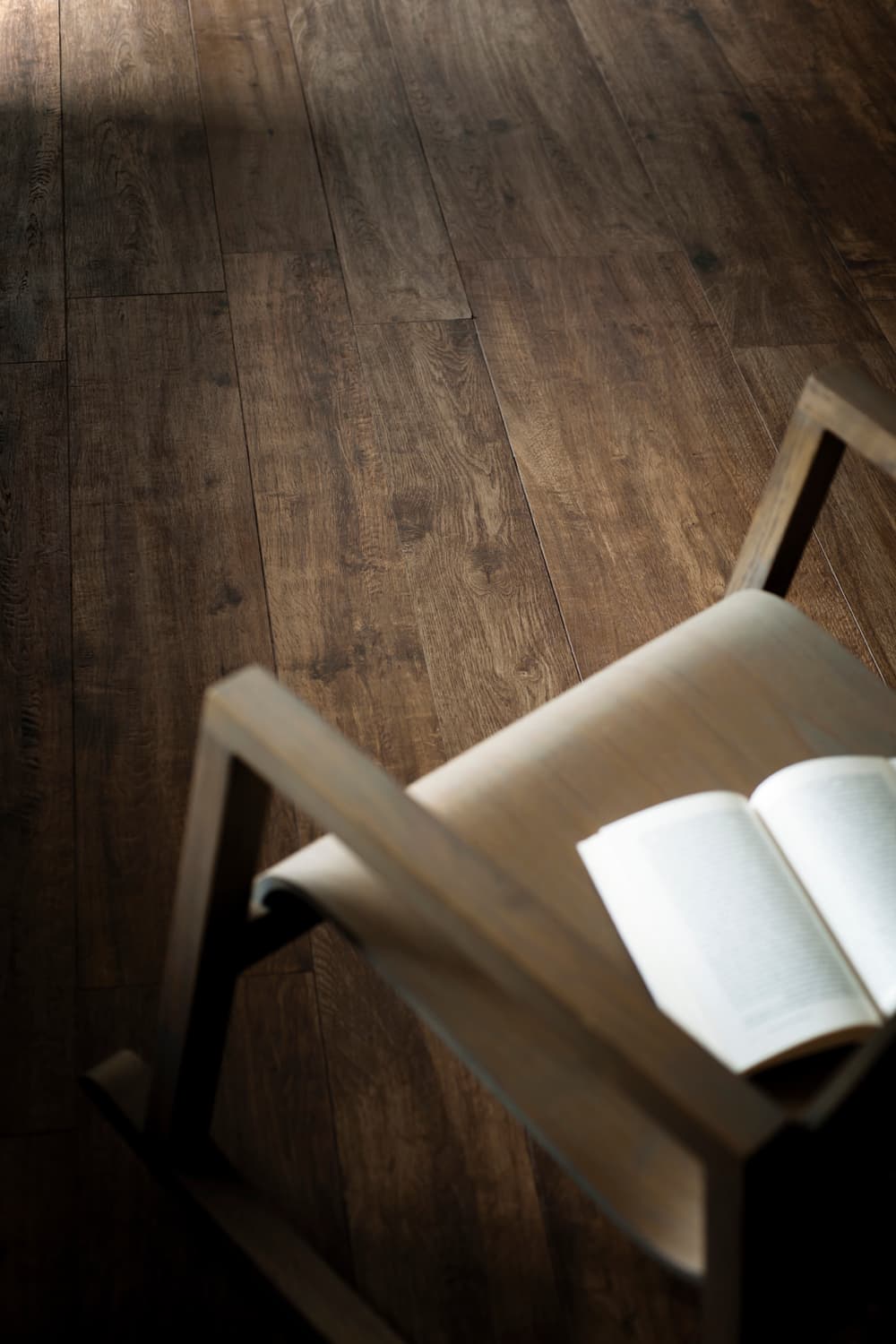 Porcelanatto CCU Treverk Home 20 Castagno en ambiente interior