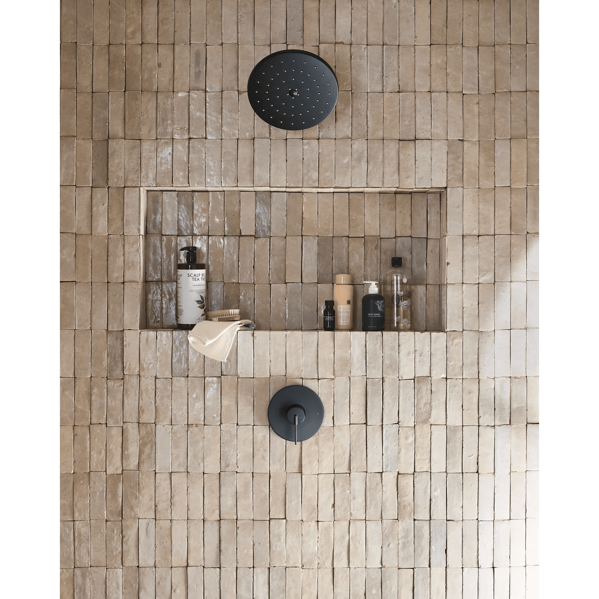 Trim de regadera Moen Cia UT3362EP instalado en negro mate