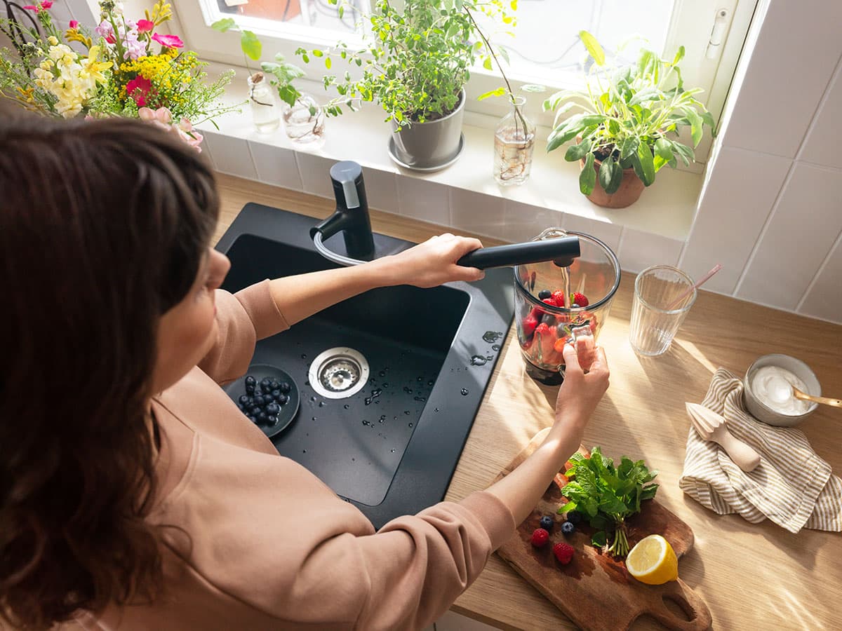 Grifería hansgrohe Zesis M33 con ducha extraíble en uso