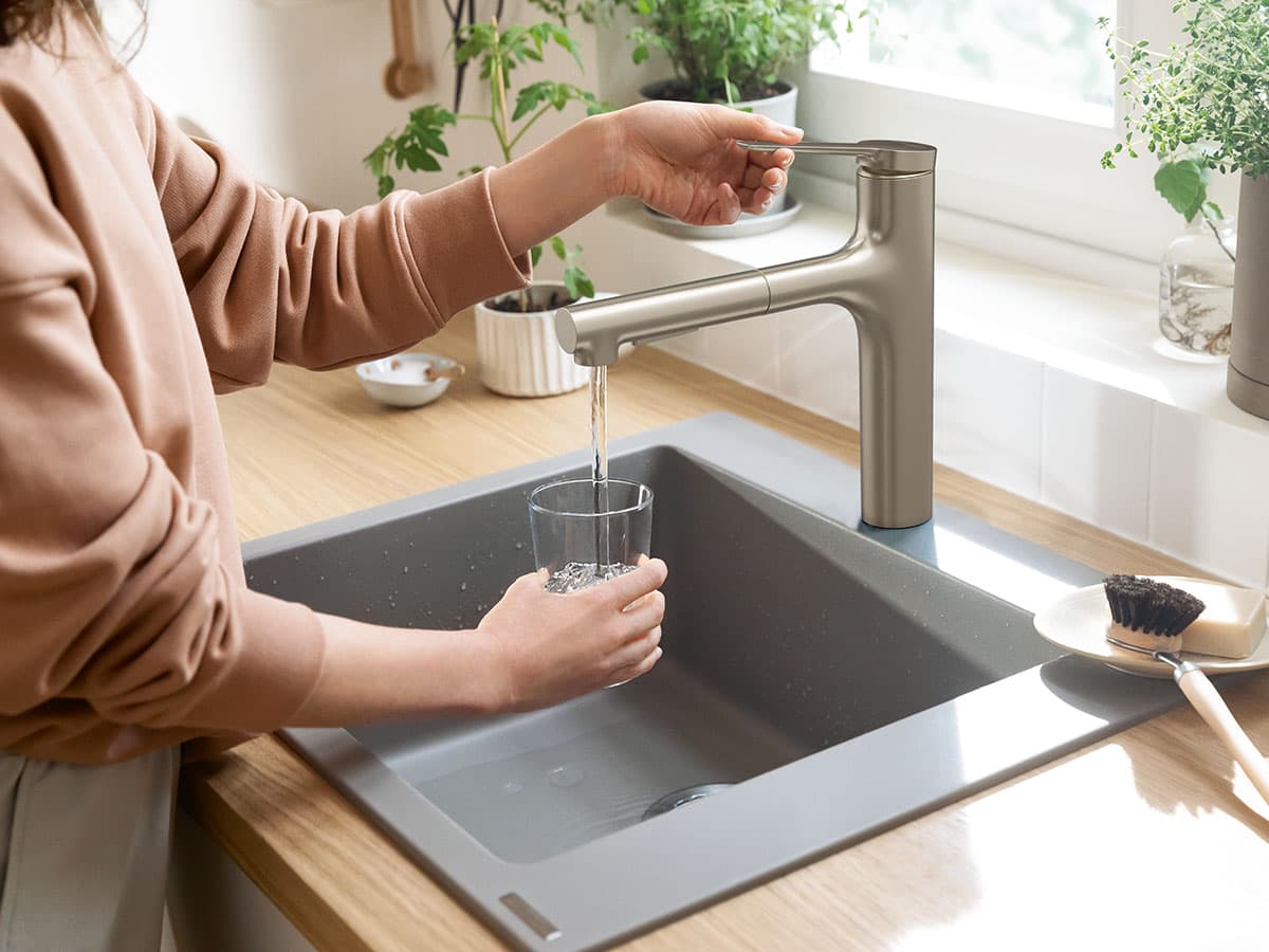 Grifería de cocina hansgrohe Zesis M33 en acabado de acero inoxidable