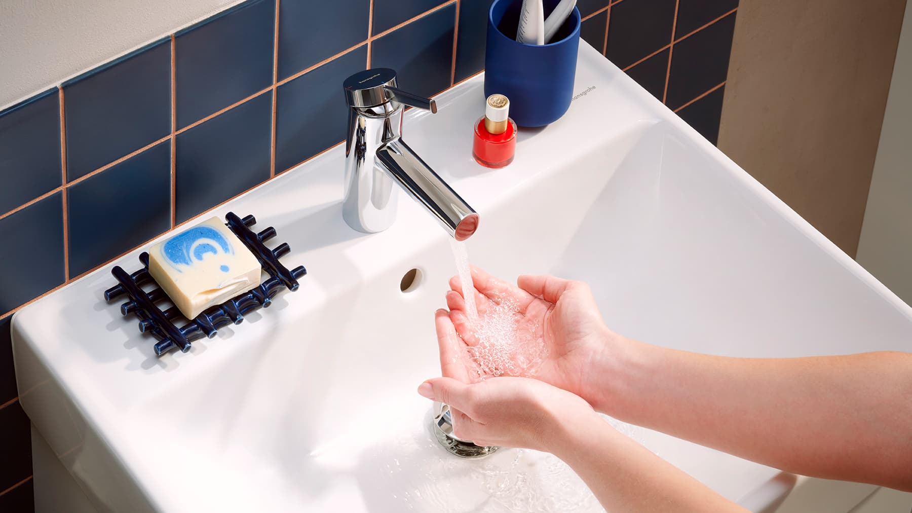Lavabo con grifería hansgrohe Zesis S abierta