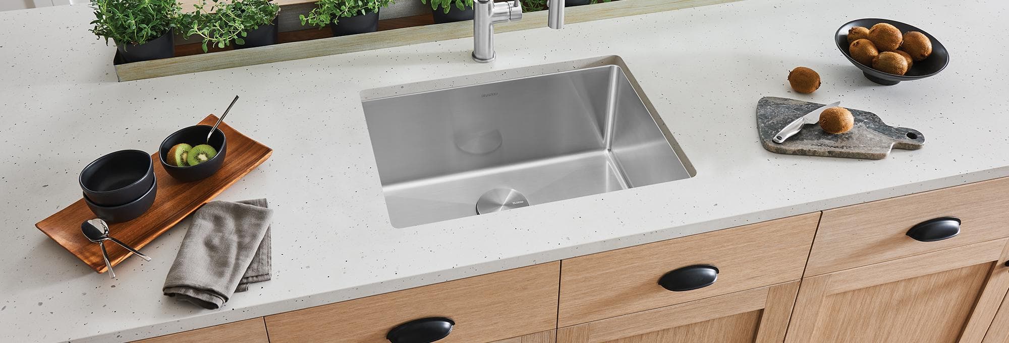 Tarja BLANCO CUVEE R15 de acero inoxidable instalada en cocina