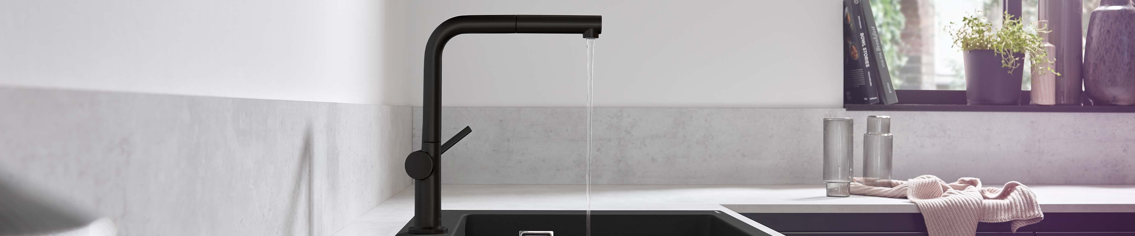 GriferĂa de cocina hansgrohe Talis M54 en forma de L con acabado negro mate